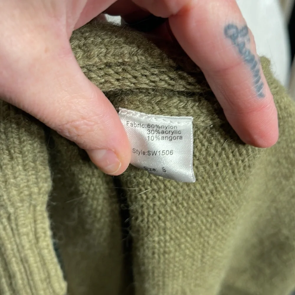 EUC- ELAN- WARM KNITTED GREEN COLD SHOULDER OVERSIZED SWEATER SIZE SMALL - Picture 12 of 13